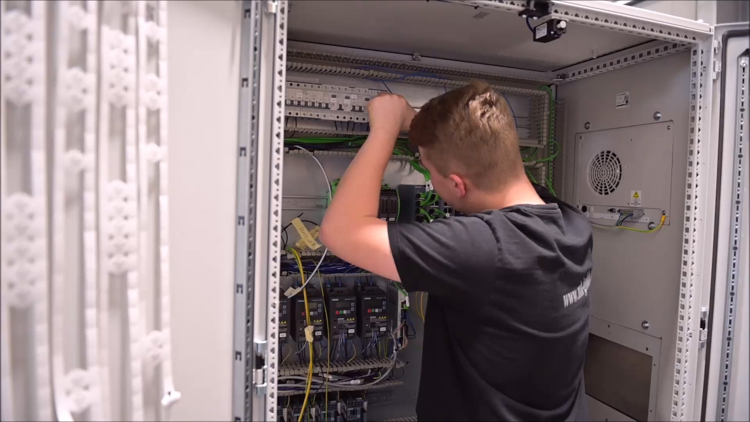 Kurzvideo-Schaltschrankbau Kurzvideo Schaltschrankbau Urmann Automatisierungstechnik GmbH