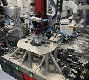Automatisierte Montage- und Prüfprozesse im binder Montageautomaten